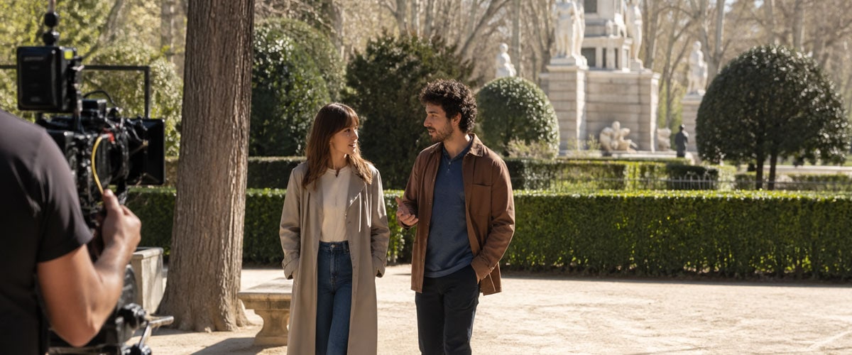 Escena de rodaje de una pareja en le Retiro de Madrid